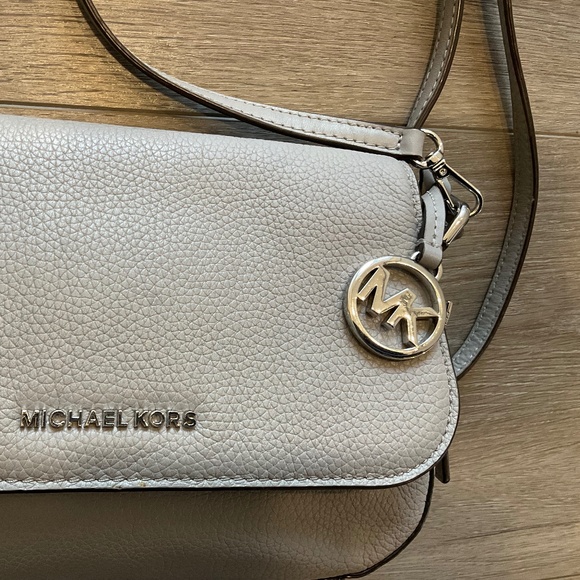 Michael Kors Crossbody Bag Greige Pebble Leather - Picture 3 of 15